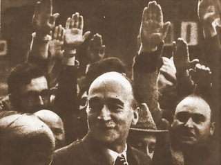 Giorgio Almirante in una vecchia foto attorniato da suoi sostenitori
